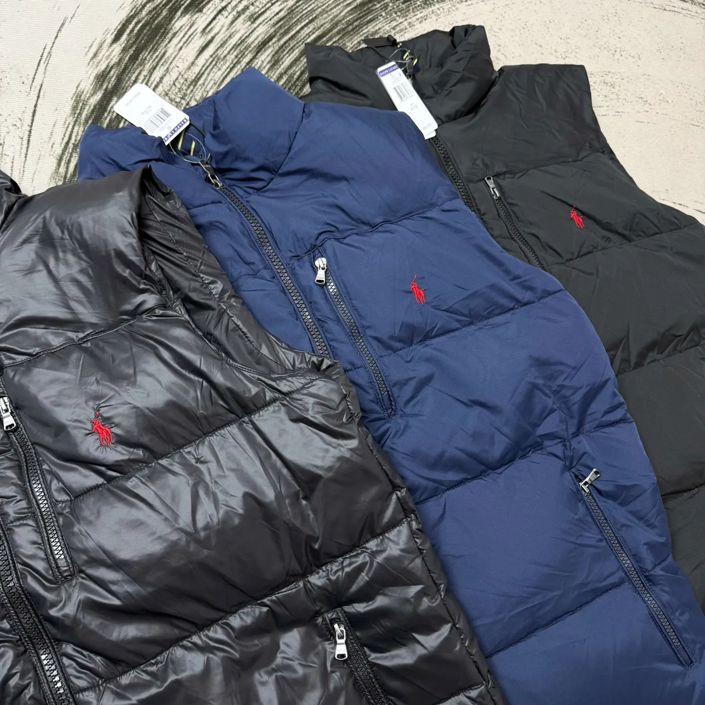 P530 Ralph small label embroidered down jacket, the same style at Ralph Lauren counters. It is made of 80 velvet. The fleece is warm enough. It is very textured on the hand. It is three-dimensional and atmospheric. It is easy to wear in winter. It is simple and elegant. It adopts the os version. The upper body effect is very good. It is suitable for all body types. Soft and comfortable. Craftsmanship imported custom zippers➕Hardware and accessories are complete. The embroidery is full and three-dimensional. Perfect restoration of zp 2:1. Same style for men and women. Versatile and easy to wear. Size M L XL XXL Color black navy blue bright black